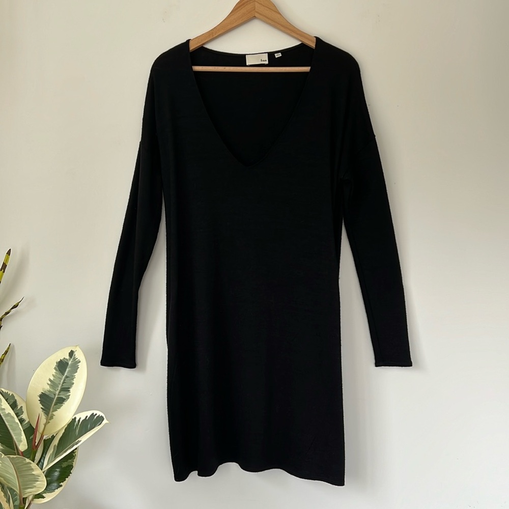 Aritzia Black dress Wilfred Free Gail dress size medium pockets vneck long sleev